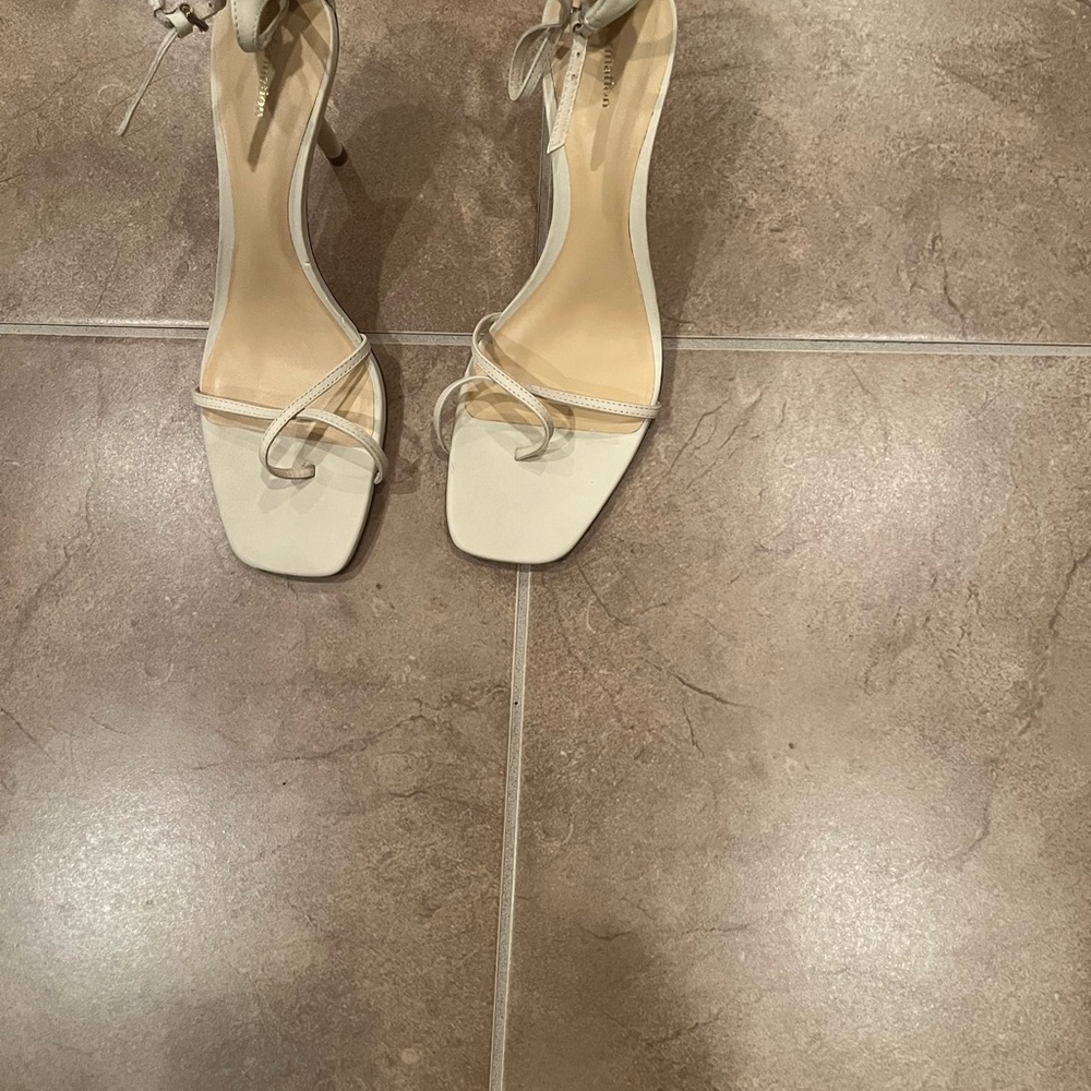 Reformation Gigi Strappy Mid Heel Sandal
Almond 9 $278 Curent - Picture 4 of 8